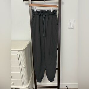 Lululemon joggers. Women’s size 2 in dark charcoal colour. EUC.